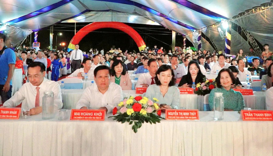 Khách mời tham dự đêm khai mạc lễ hội truyền thống kỷ niệm 290 năm ngày mất Đức khai trấn Mạc Cửu (1735 - 2025) và Ngày hội du lịch, ẩm thực Hà Tiên năm 2025