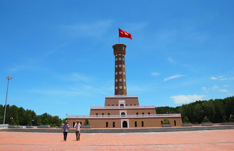 Cột cờ Hà Nôi tại Đất Mũi.