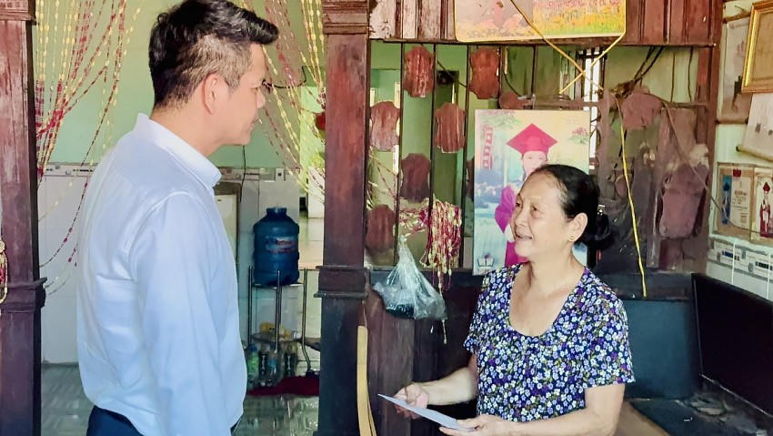 Ban ATGT thăm hỏi gia đình nạn nhân bị tai nạn giao thông.