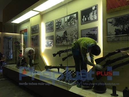 Hình ảnh những nhân viên đang tổ chức bảo quản, vệ sinh, hút bụi tại gian trưng bày khác của Bảo tàng Lịch sử Quân sự Việt Nam. Ảnh: Loan Bảo.