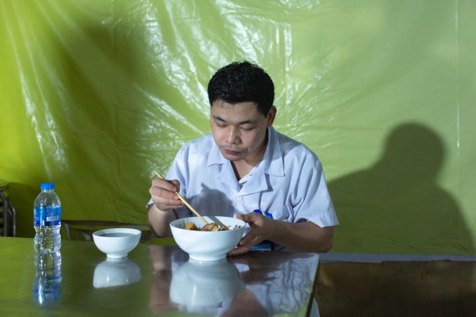 Những bác sĩ ngồi ăn tại bếp cũng phải thực hiện giãn cách tối thiểu 2m.