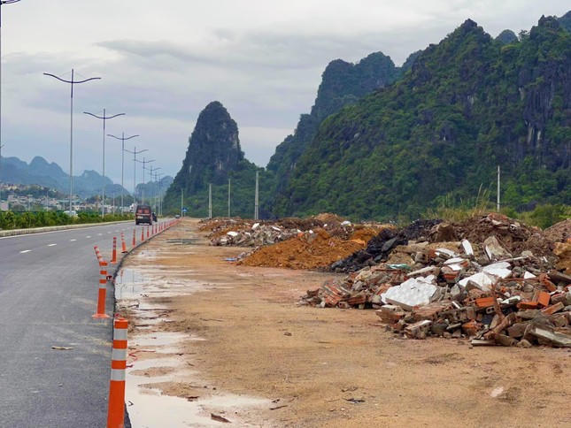 Theo đại diện Ban Quản lý dự án đầu tư xây dựng các công trình giao thông tỉnh Quảng Ninh, tình trạng này đã diễn ra cách đây nửa tháng.