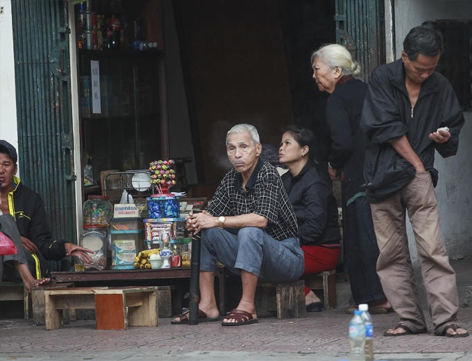 Người Hà nội co ro trong gió lạnh