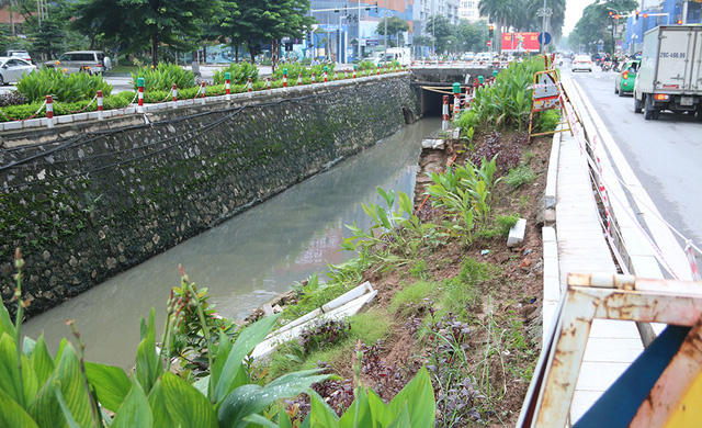 Toàn bộ phần đường sạt lở được căng dây cảnh báo đề phòng tai nạn.