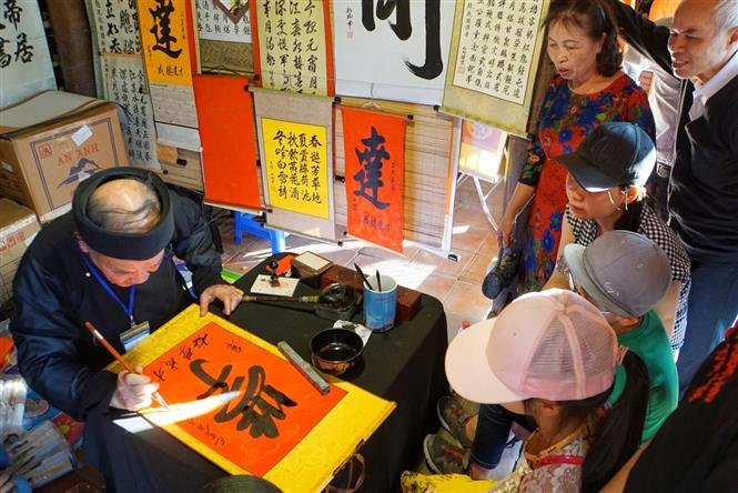 Khu vực xin chữ tại Văn Miếu-Quốc Tử Giám thu hút rất đông người dân Thủ đô và du khách gần xa. Ảnh: Khánh Hòa/TTXVN phát.