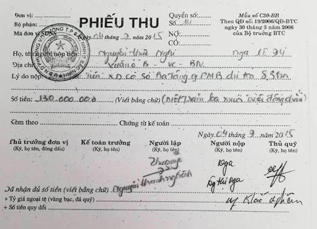 Phiếu cấp lô đất ở và phiếu thu tiền của người dân đóng dấu UBND phường Võ Cường.