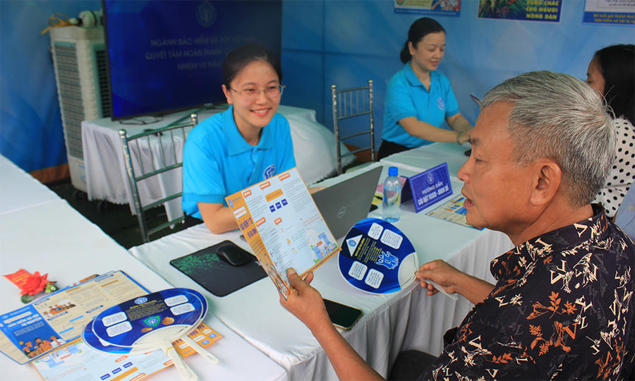 Người dân được tư vấn ý nghĩa, quyền lợi khi tham gia BHXH tự nguyện, BHYT hộ gia đình