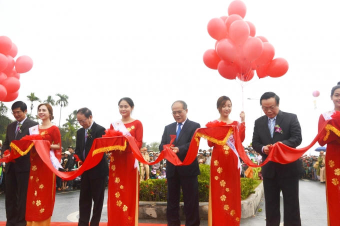 Chủ tịch Quốc hội Nguyễn Sinh Hùng cùng lãnh đạo tỉnh Quảng Nam cắt băng khánh thành.