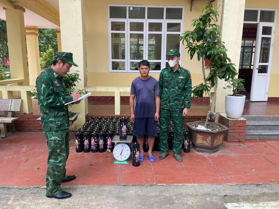 Đối tượng Dường A Nh cùng hàng trăm bình khí cười tại Đồn Biên phòng cửa khẩu Hoành Mô.