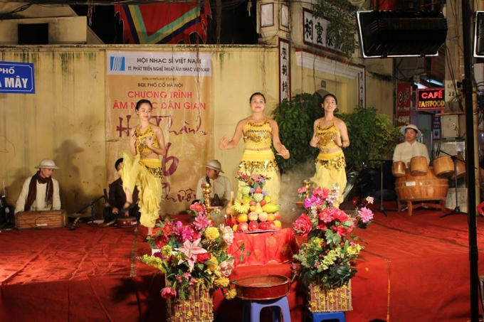Các bạn gái uyển chuyển trong tiết mục múa (ảnh Thanh Huyền)