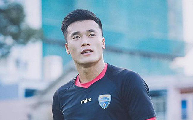 Thủ môn Bùi Tiến Dũng đã tiết lộ về nụ hôn đầu năm 19 tuổi.