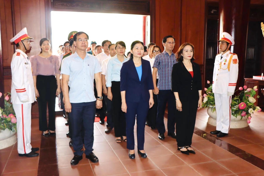 Bà Tôn Ngọc Hạnh cùng đoàn công tác dâng hương tại Đền thờ liệt sĩ Xuân Lộc