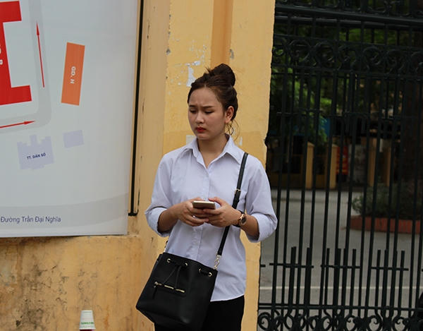 Em Hồ Ngọc Bích (học sinh trường THPT Nguyễn Vân Tố - Hoàn Kiếm) cho biết: "Đề rất dễ nên em làm rất nhanh trong 2/3 Thời gjan. E tự tin đạt điểm 7 trở lên".