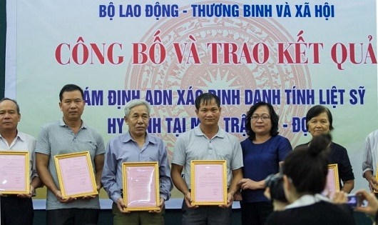 Đại diện thân nhân 99 liệt sĩ nhận chứng nhận xác định ADN của Bộ LĐ-TB&amp;XH - Ảnh: TTO