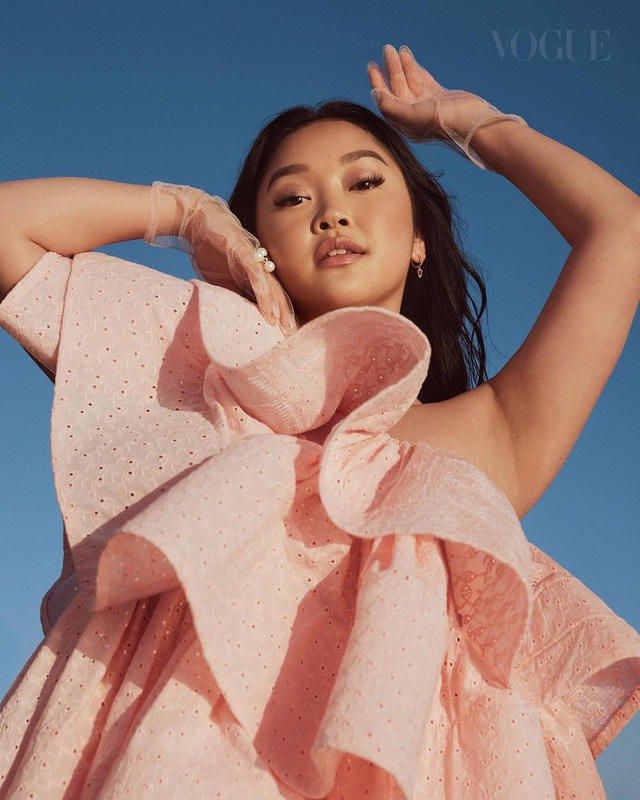 Nữ diễn viên Lana Condor (23 tuổi) hiện là gương mặt được quan tâm ở Hollywood. Cô vốn sinh ra ở Cần Thơ, sau này, Lana Condor chuyển tới sống ở Mỹ cùng cha mẹ nuôi người Mỹ.