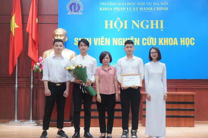 TS. Nguyễn Thu An, Trưởng khoa Khoa Pháp luật hành chính trao tặng khen thưởng cho nhóm nghiên cứu khoa học đạt giải.