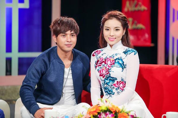 Cuối cùng, nam ca sĩ "Không cảm xúc" cũng được chụp chung với Hoa hậu Việt Nam 2014. Ảnh: Internet