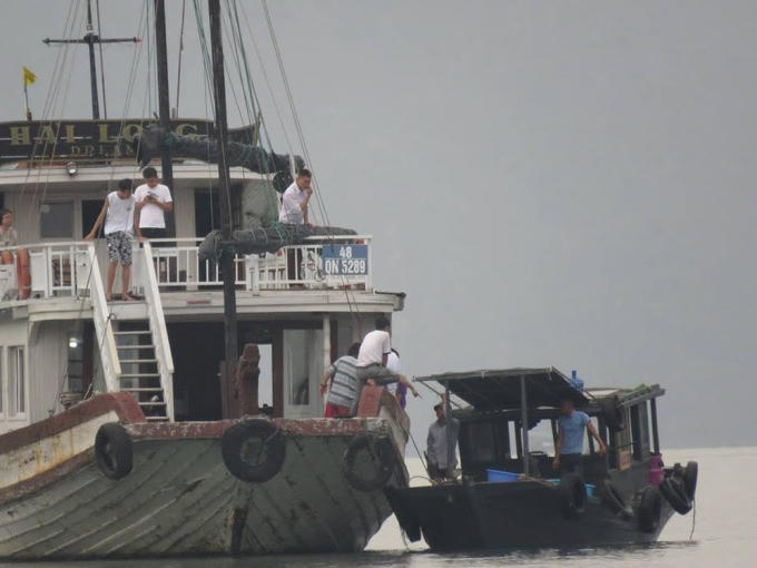 Tàu ngư dân áp sát tàu du lịch trèo kéo bán hải sản.