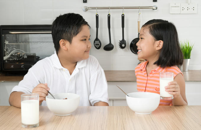 Dùng sữa trong bữa sáng sẽ giúp hấp thụ trọn vẹn giá trị dinh dưỡng vốn có của sữa.