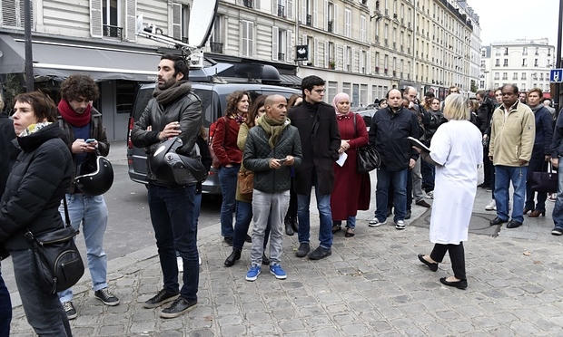 Người dân Pháp xếp hàng chờ hiến máu tại bệnh viện Saint Louis ở Paris. (Ảnh: AFP)