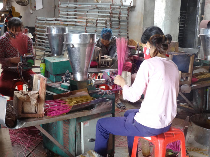 Các công đoạn từ pha chế thuốc, se, nén đều phải tiến hành bằng phương pháp thủ công. Tuy nhiên, vài năm trở lại đây, làng hương Cao Thôn đã đưa máy móc vào sản xuất.