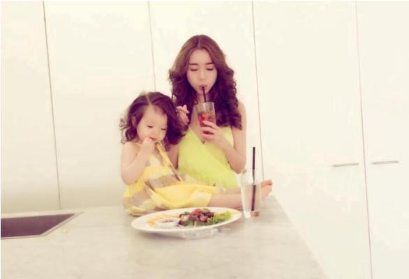 Hai mẹ con thật đáng yêu và đẹp tựa 2 thiên thần. Ảnh: facebook.