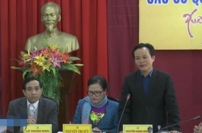 Ông Nguyễn Mạnh Hùng (người đứng bên phải) hiện vẫn đang giữ cương vị chủ tịch UBND huyện A Lưới.