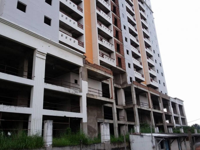 Căn hộ Gia Phú được ví như “vết ung” trong làng BĐS hiện nay bỏ hoang rong rêu, cỏ mọc.