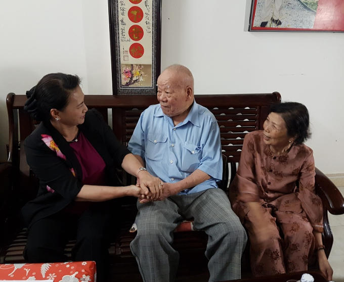 Chủ tịch Quốc hội Nguyễn Thị Kim Ngân (áo đen) ghé thăm nhà Đại tá Trần Kim Anh.