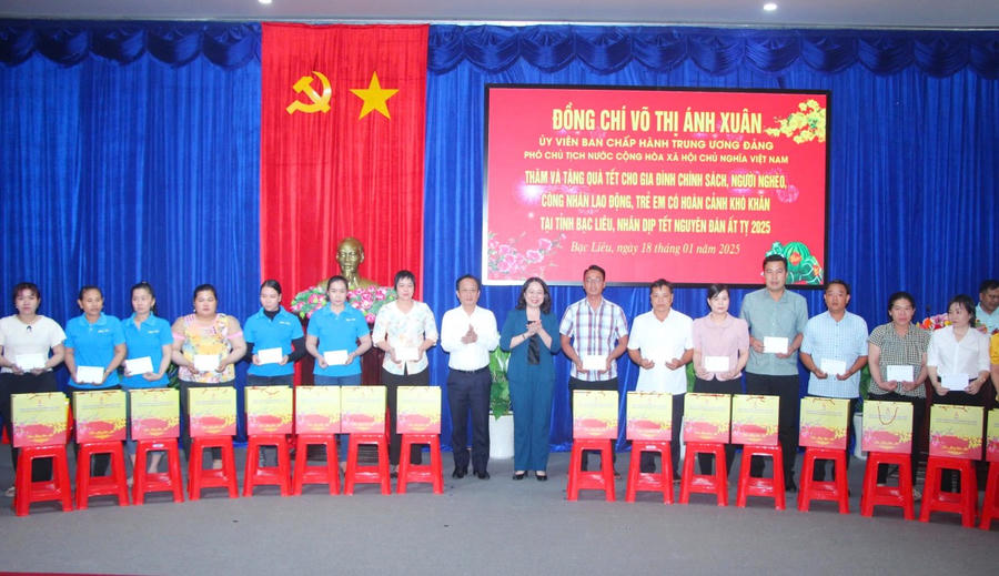 Phó Chủ tịch nước Võ Thị Ánh Xuân cùng ông Phạm Văn Thiều - Phó Bí thư Tỉnh ủy, Chủ tịch UBND tỉnh Bạc Liêu, tặng quà Tết cho gia đình chính sách, người nghèo, công nhân lao động, trẻ em có hoàn cảnh khó khăn tại tỉnh Bạc Liêu.