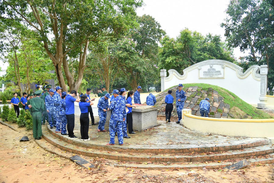 Quang cảnh thắp hương tại Đài Tưởng niệm Liệt sĩ Nhà tù Phú Quốc (tượng đài Nắm Đấm).
