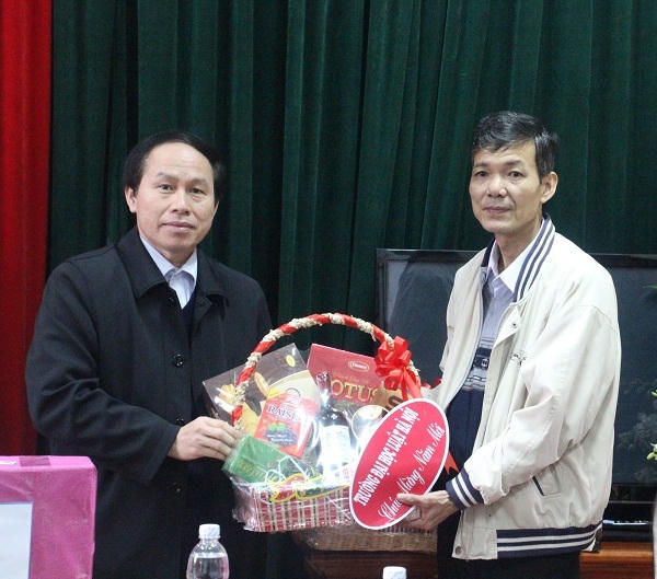 Hiệu trưởng ĐH Luật Hà Nội chúc Tết xã Việt Xuân.