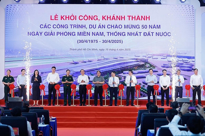 Thủ tướng Chính phủ và các đại biểu thực hiện nghi thức cắt băng khởi công, khánh thành các công trình, dự án chào mừng 50 năm Ngày Giải phóng miền Nam, thống nhất đất nước. Ảnh: VGP
