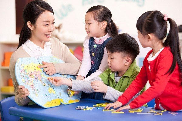 Các giáo viên phổ thông sẽ được đào tạo lại bằng chương trình thống nhất trong toàn quốc để điều chuyển về dạy ở bậc mầm non.(ảnh minh họa)