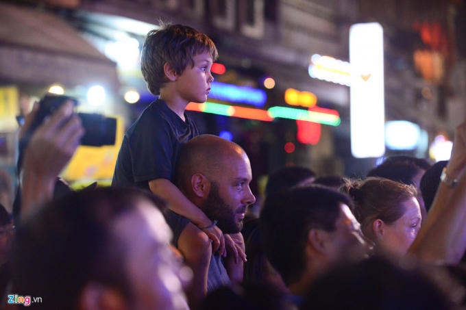 Nhiều khán giả nước ngoài dõi theo các tiết mục văn nghệ được biểu diễn bởi các nghệ sĩ Việt Nam.