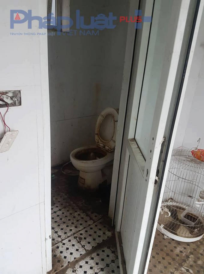 Ổ điện cũng đã bị bung.