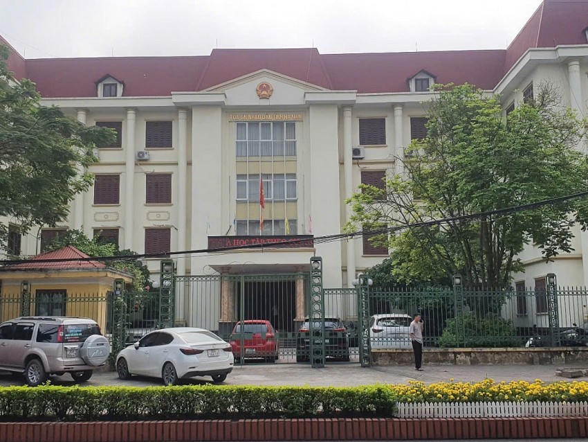 Các bị cáo cho rằng thời điểm làm lộ đề thi chỉ vi phạm quy chế thi nhưng Cơ quan điều tra khẳng định đó là hành vi làm lộ bí mật Nhà nước độ "Tối mật", từ đó nảy sinh những tranh cãi pháp lý