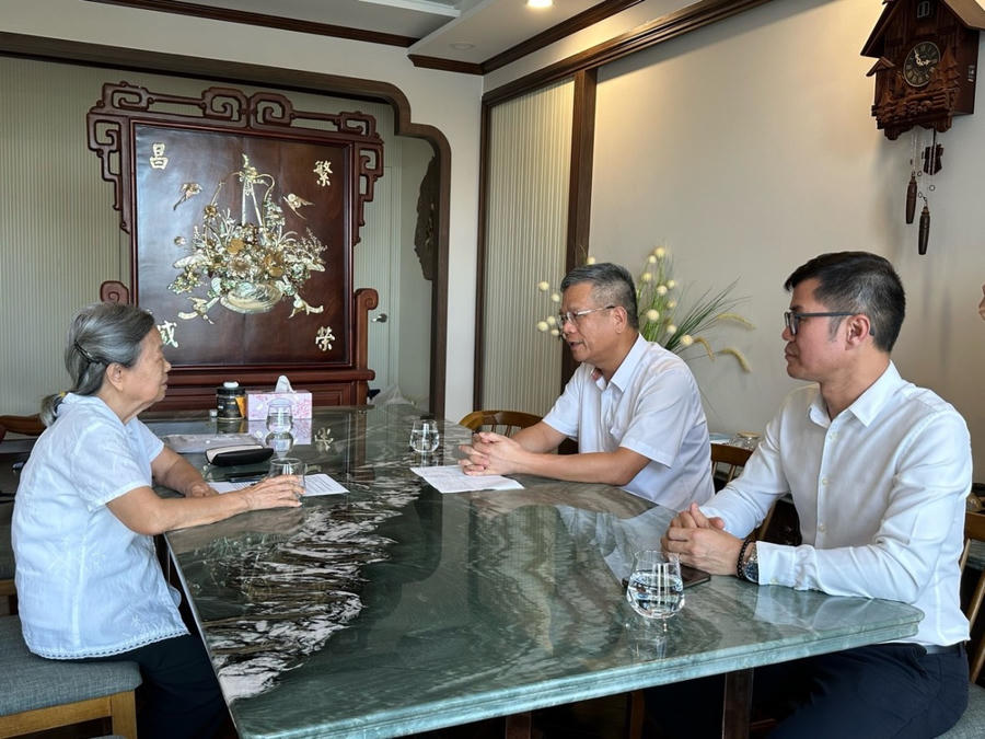 Phó Tổng Giám đốc BHXH Việt Nam - Trần Đình Liệu thăm hỏi bà Trịnh Thị Mai (32 Mỹ Thái 1C, phường Tân Phú, quận 7, TP.HCM).