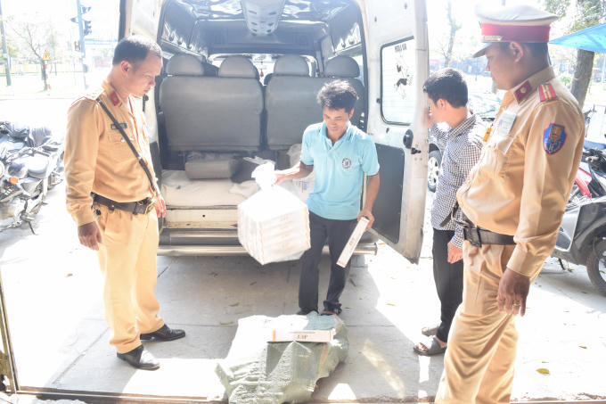 Phòng Cảnh sát giao thông đường bộ, đường sắt Công an tỉnh Thừa Thiên huế cho biết đã phát hiện, bắt giữ xe ô tô chở 800 gói thuốc lá Zét cùng một số hàng hóa nhập lậu khác.