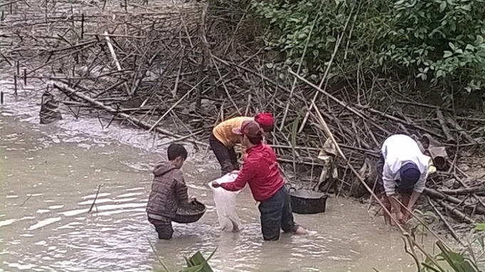 Trẻ em cũng cùng bố mẹ chuẩn bị cho một cái Tết tươm tất hơn.
