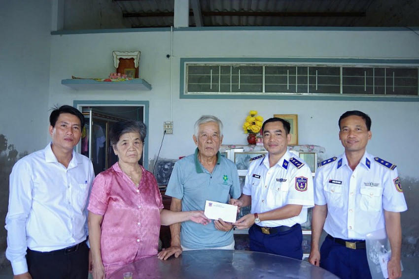 Đồng chí Thượng tá Trịnh Minh Hiển - Bí thư Đảng ủy, Chính ủy Hải đoàn 42 cùng lãnh đạo chính quyền xã Năm Căn thăm, tặng quà gia đình chính sách trên địa bàn.