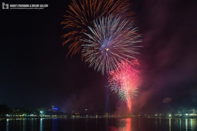 Lung linh sắc m&agrave;u ph&aacute;o hoa tại Hồ Gươm