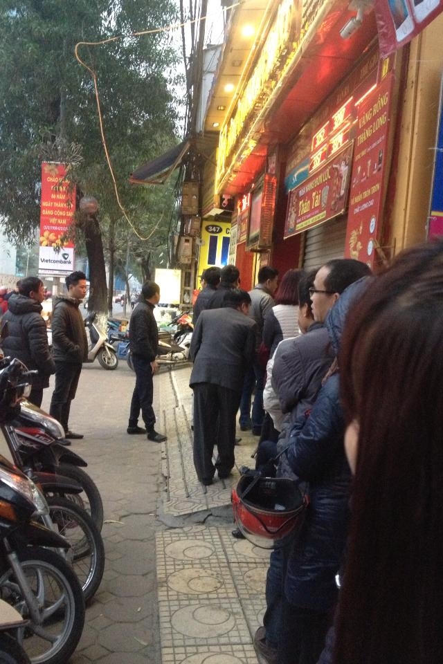 Rất đông người phải xếp hàng từ sáng để mua được vàng ngày vía Thần Tài.