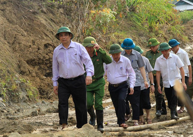 Ông Phạm Minh Chính, Trưởng ban Tổ chức trung ương đi bộ qua đoạn sạt lở khảo sát tình hình thiệt hại do mưa lũ gây ra tại huyện Mường Lát