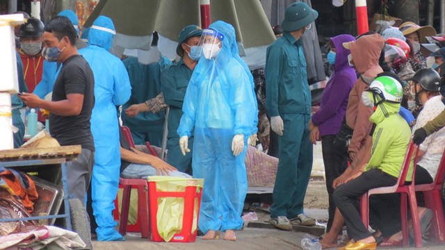 Nghệ An: Phong tỏa khẩn cấp, lấy mẫu xét nghiệm Covid-19 cho toàn bộ tiểu thương chợ đầu mối Vinh