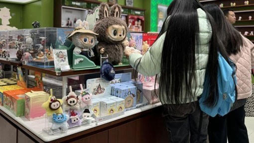 Labubu được bày bán ở Pop Mart (Thượng Hải, Trung Quốc). (Ảnh: SCMP/Mandy Zuo)