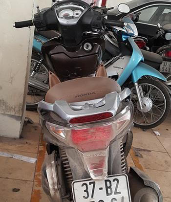 Chiếc xe máy liên quan đến vụ việc bị tạm giữ tại cơ quan điều tra.