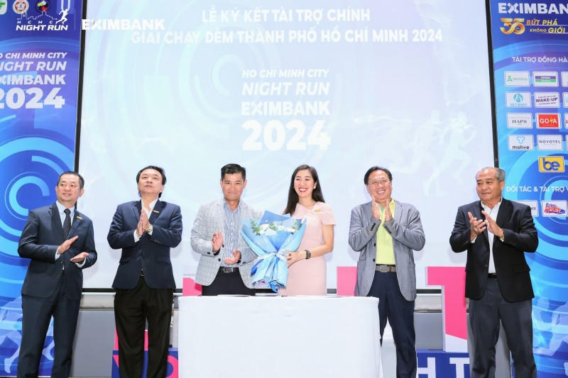 Phó Tổng Giám đốc Eximbank Lê Thị Mai Loan và đại diện Ban tổ chức chương trình tại Lễ ký tài trợ cho Giải chạy đêm 2024.