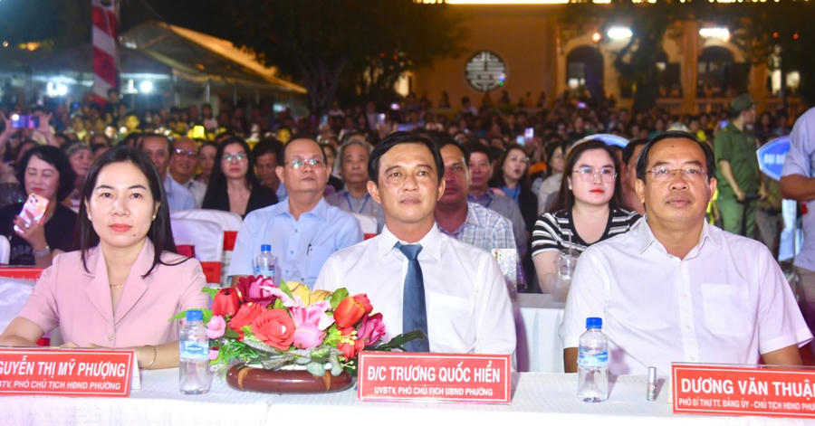 Lãnh đạo phường Hà Tiên tham dự Lễ hội truyền thống kỷ niệm 262 năm ngày mất Bà Mạc Mi Cô (Bà Cô Năm) và 245 năm ngày mất Ông Mạc Thiên Tích