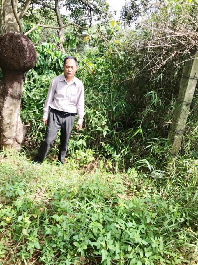 Ông Huỳnh tại rẫy cà phê bị bít lối vào.